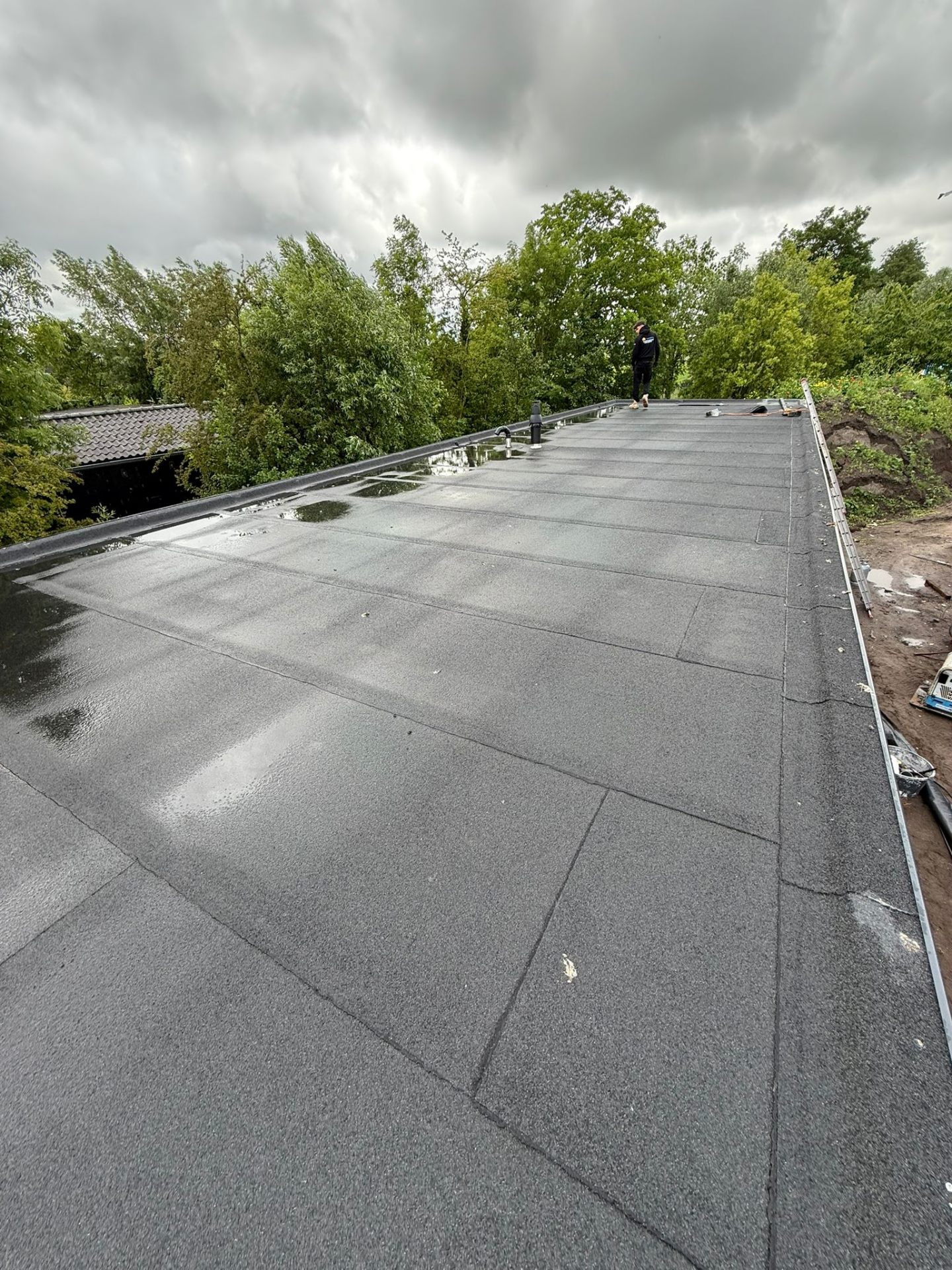 Volledige dakrenovatie bedrijfspand in Hilversum