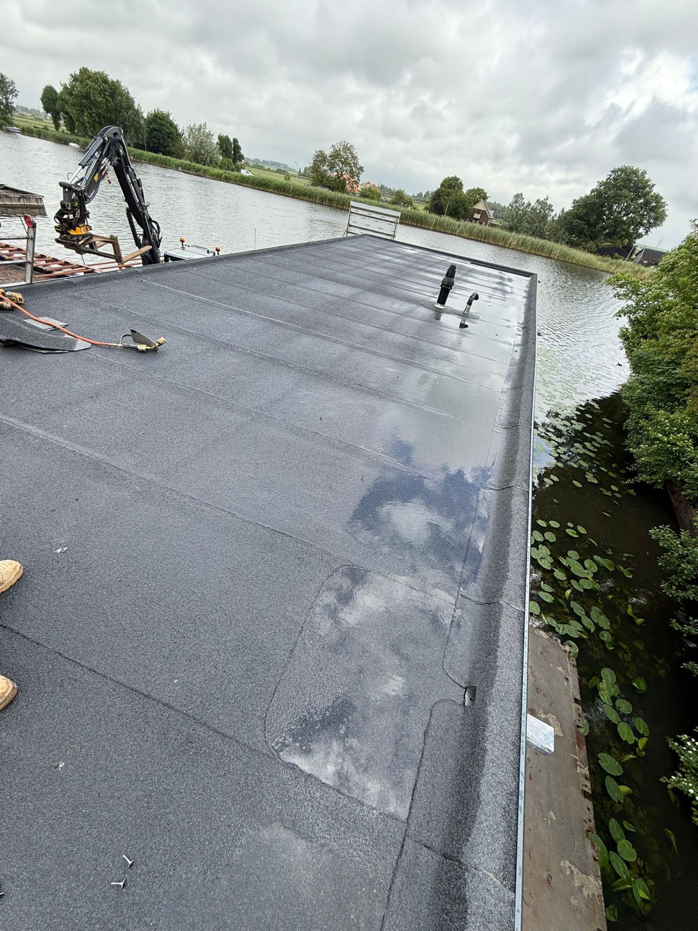 Bitumen dak aan het water in Loosdrecht